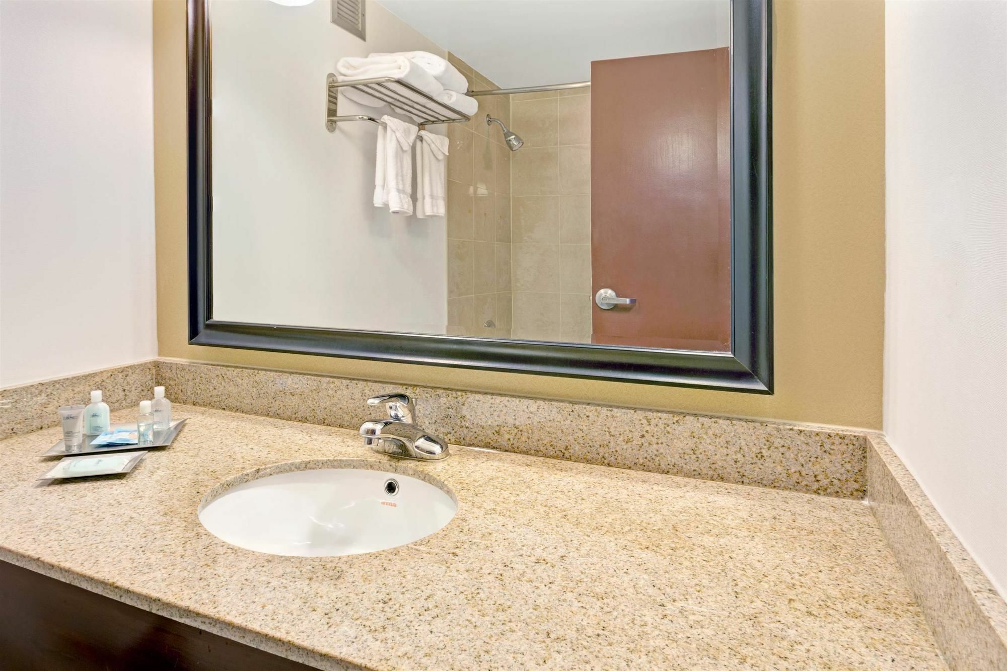 Wyndham Garden Inn Pittsburgh Airport Robinson Township  Bagian luar foto